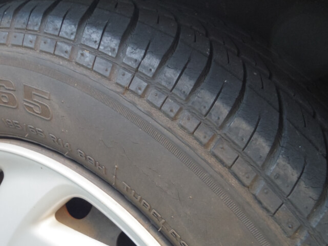 タイヤにひび割れや傷などがないかチェック